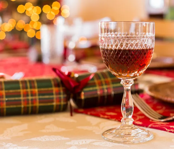 Tavolo natalizio inglese con bicchiere di sherry — Foto Stock