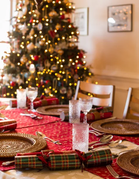 Englische Weihnachtstafel mit Crackern — Stockfoto