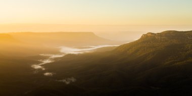 Sunrise Blue Mountains Avustralya'da Yüce noktadan