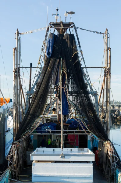 Modré rybářské sítě nebo sítě visící z lodi — Stock fotografie