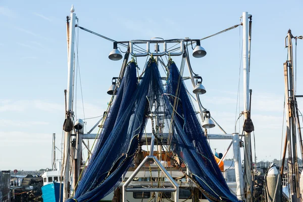 Redes de pesca azuis ou redes de arrasto penduradas no navio — Fotografia de Stock