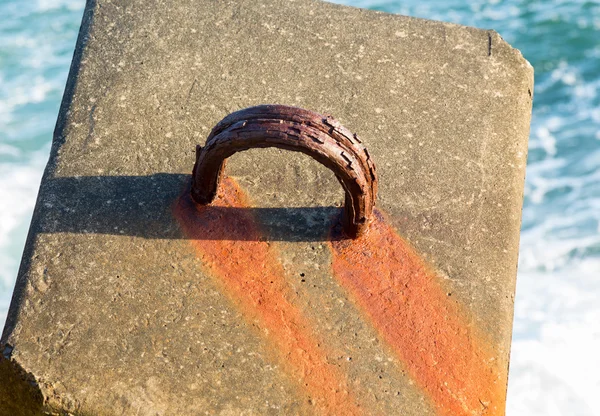 Anillo metálico grande para barco de amarre —  Fotos de Stock