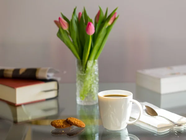 Svart kaffe i vit mugg glas toppad tabell — Stockfoto