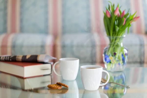 Schwarzer Kaffee im weißen Becher mit Glasdeckel Tisch — Stockfoto