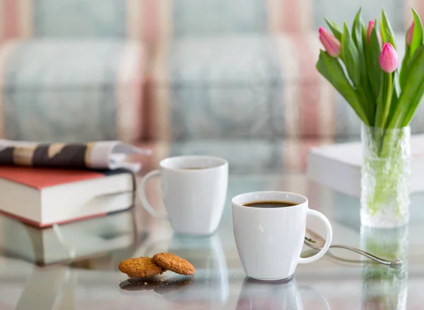 Schwarzer Kaffee im weißen Becher mit Glasdeckel Tisch — Stockfoto