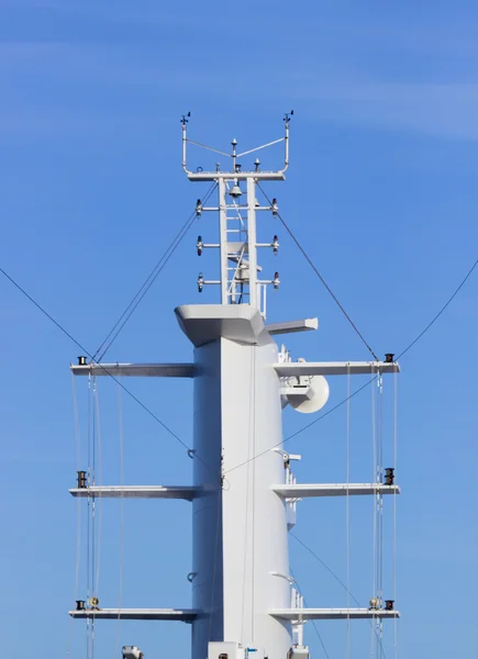 Aeronaves e torre de comunicação no navio — Fotografia de Stock