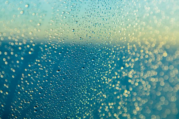 Gotas de chuva na janela de um navio no mar com horizonte — Fotografia de Stock