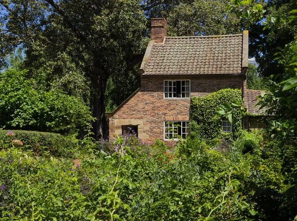 Casa de campo jardín de ladrillo pequeño hogar — Foto de Stock