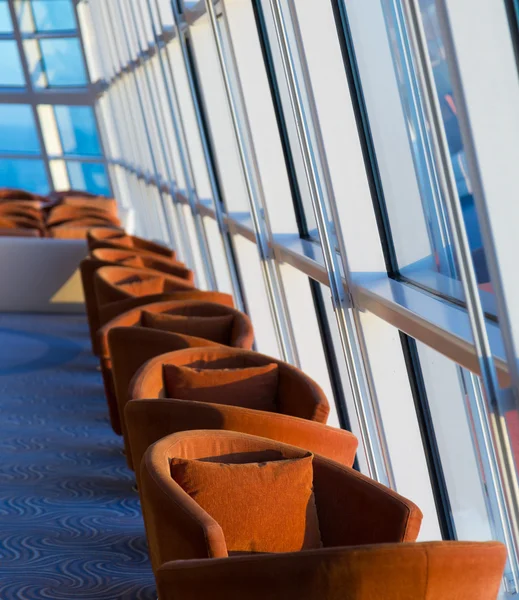 Linha de assentos almofadados ou cadeiras por janelas — Fotografia de Stock