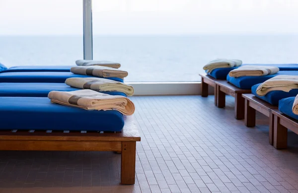 Rangée de chaises de lit en teck coussin avec serviettes — Photo