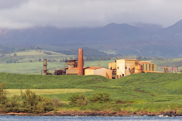 Abandoned sugar mill on coast of Kauai — Stock Photo, Image