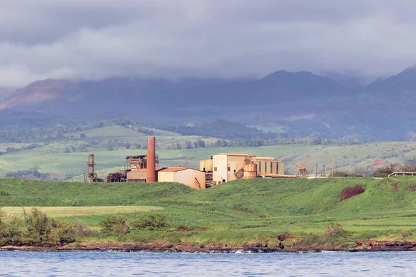 Övergivna sockerbruk på kusten av kauai — Stockfoto