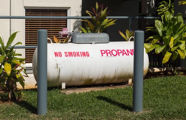 Grand réservoir de propane dans le jardin paysager — Photo