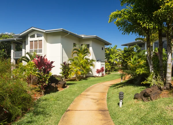 Pathway through landscaped ground at resort — Stock Photo, Image