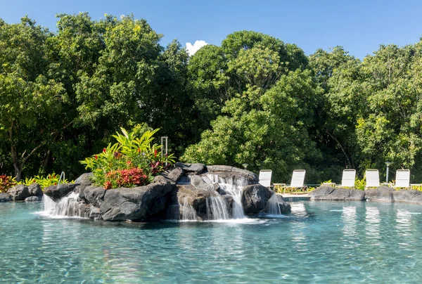 Hotel Yüzme Havuzu ve şelale — Stok fotoğraf