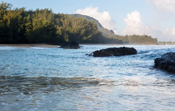 岩と夜明けルマハイ ビーチ カウアイ島 — ストック写真