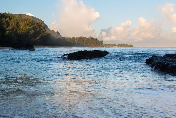 Lumahai strand kauai bij dageraad met stenen — Stockfoto