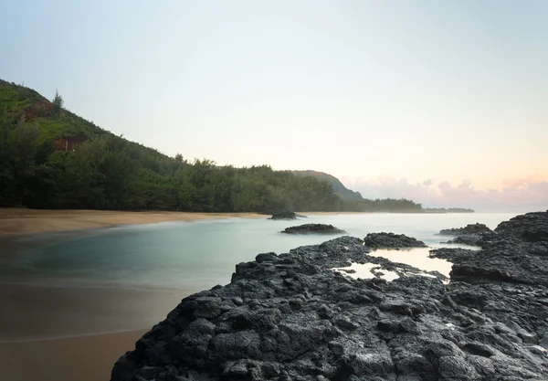 Lumahai pláž kauai za úsvitu s kameny — Stock fotografie