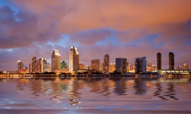 San diego manzarası denize yansıyan alacakaranlıkta