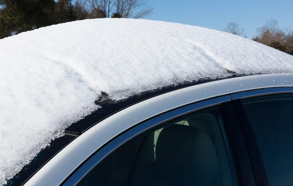 Nieve profunda en la parte superior del coche blanco en coche — Foto de Stock