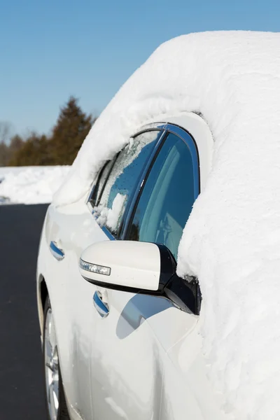 Diepe sneeuw op de top van witte auto in station — Stockfoto