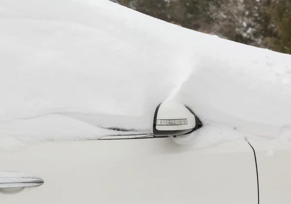 Hluboký sníh na vrcholu bílé auto v jednotce — Stock fotografie