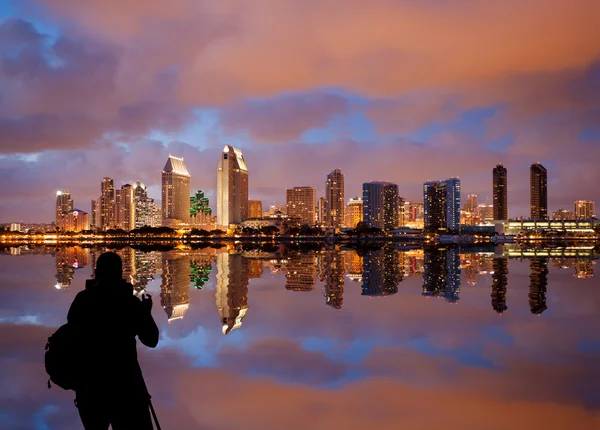 Horizonte de San Diego ao anoitecer refletido no mar — Fotografia de Stock