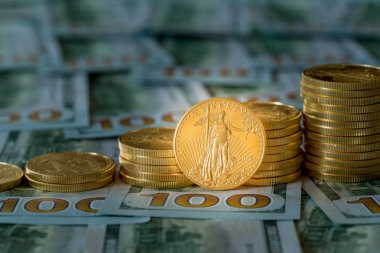 Altın yeni tasarım 100 dolar faturaları üzerinde yığılmış
