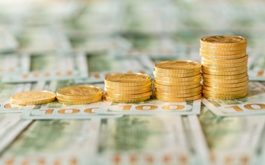 Altın yeni tasarım 100 dolar faturaları üzerinde yığılmış