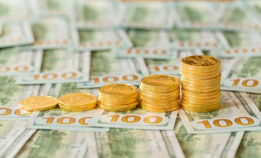 Altın yeni tasarım 100 dolar faturaları üzerinde yığılmış