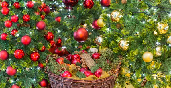 Decorações douradas e vermelhas na árvore de xmas — Fotografia de Stock