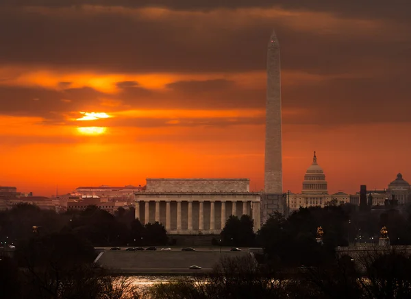 Fiery sunrise sobre monumentos de Washington — Fotografia de Stock