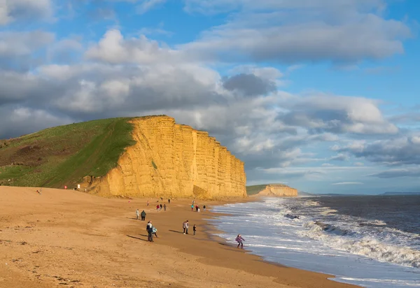 Playa y acantilados en West Bay Dorset en el Reino Unido — Foto de Stock