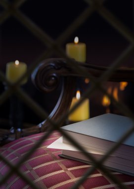 Zarfın içinde kitap koltukta yangın yaptı.