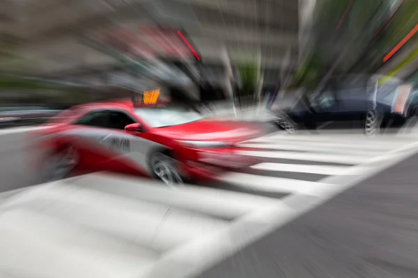 Táxi vermelho no cruzamento movimentado da rua — Fotografia de Stock