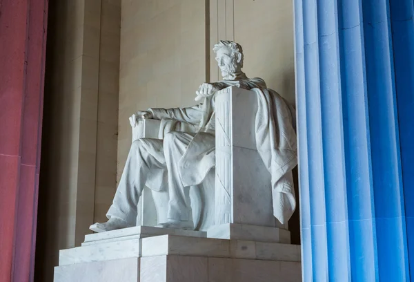 Estatua del presidente Lincoln con pilares iluminados — Foto de Stock