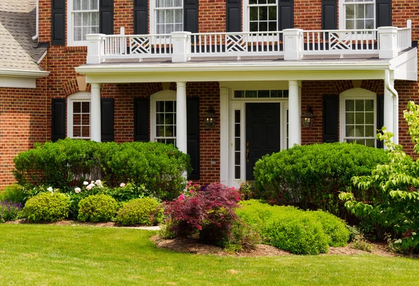 Entrance to large single family home — Stock Photo, Image