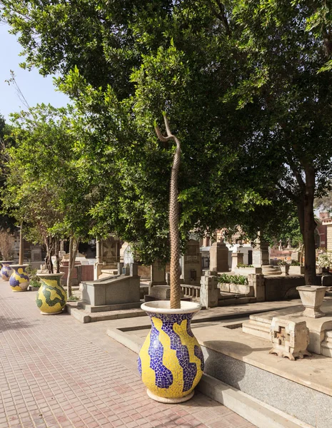 Utsmyckade växt krukor cemetery i koptiska Kairo — Stockfoto