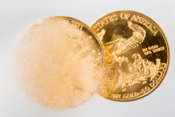 Moneda águila dorada que emerge de la congelación profunda —  Fotos de Stock