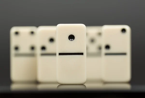 Fehér dominók vezető vagy a győztes találat — Stock Fotó