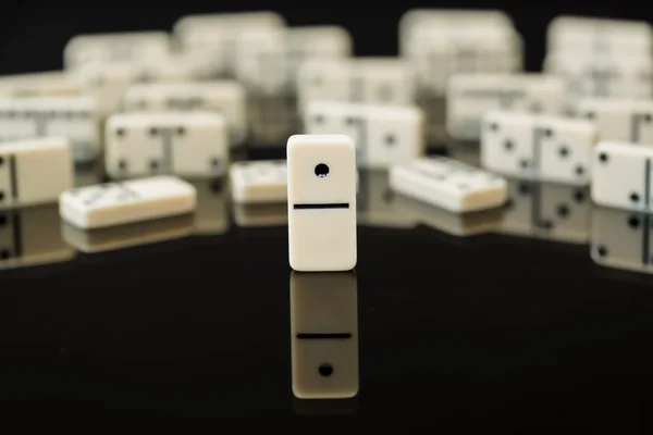 Lider ya da kazanan gösterilen beyaz Domino — Stok fotoğraf