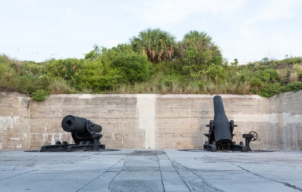 Vecchi cannoni d'artiglieria a Fort de Soto Florida — Foto Stock