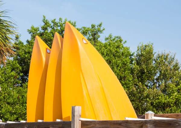 Proa o frente de tres kayaks o canoas de plástico — Foto de Stock