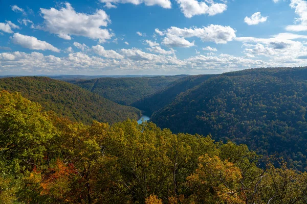 Panorama rokle řeky Cheat proti proudu Coopers Rock State Park v Západní Virginii s podzimními barvami — Stock fotografie