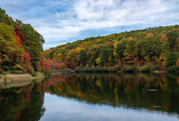 Coopers Rock Lake ve státním parku s podzimními barvami — Stock fotografie
