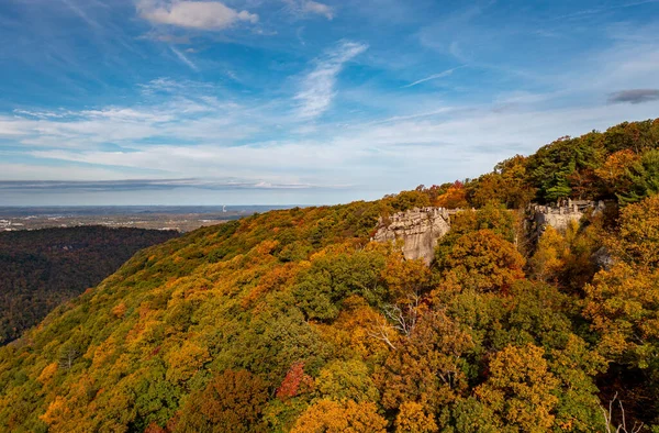 Cooper 'lar Rock Eyalet Parkı Batı Virginia' daki Aldatmaca Nehri 'ne sonbahar renkleriyle bakıyor — Stok fotoğraf