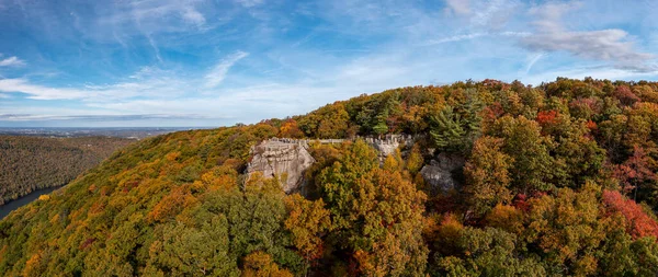 Cooper 'lar Rock Eyalet Parkı Batı Virginia' daki Aldatmaca Nehri 'ne sonbahar renkleriyle bakıyor — Stok fotoğraf