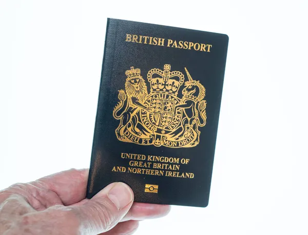 Novo post Brexit azul Passaporte do Reino Unido que coloca contra um fundo branco — Fotografia de Stock