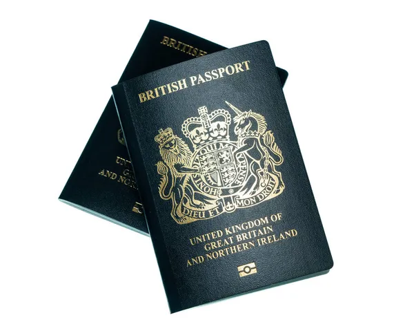 Novo post Brexit azul Passaporte do Reino Unido que coloca contra um fundo branco — Fotografia de Stock