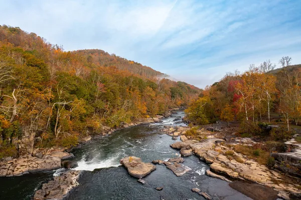 Tygart řeka v údolí vodopády v mlhavém podzimním dni — Stock fotografie